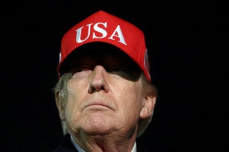 米メリーランド州のアンドリュース統合基地に到着したトランプ米大統領。12日撮影）。  REUTERS/Kevin Lamarque