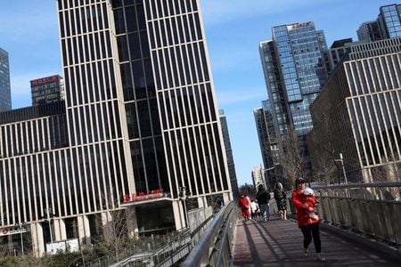 ９月１３日の中国金融債券市場で、１０年物国債利回りが２２年ぶりの低水準を付けた。中国人民銀行（中央銀行）が繰り返し警告し、高騰を抑えるために介入したにもかかわらず、長期債への需要が根強かった。北京のビジネス街で２月撮影（２０２４年　ロイター/Florence Lo）