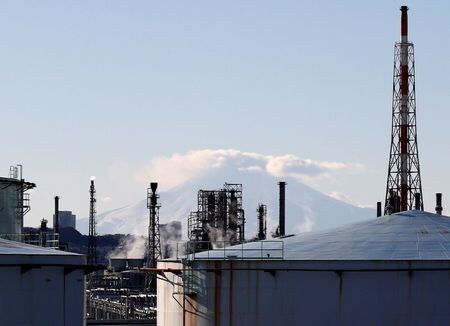 　１２月のロイター企業調査によると、菅政権が掲げる「２０５０年までに温暖化ガス排出実質ゼロ」について、国全体として目標達成は困難とみる企業が７割弱を占めた。写真は横浜で２０１７年１月撮影（２０２０年　ロイター／Kim Kyung-Hoon）