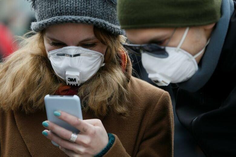 豪州連邦科学産業研究機構(CSIRO)の研究チームは、新型コロナの原因ウイルスについて、プラスチック紙幣や携帯電話用ディスプレーのガラスの表面上で最長28日間感染力を持続できるとの研究結果を発表した。キエフで3月撮影(2020年　ロイター/Valentyn Ogirenko)