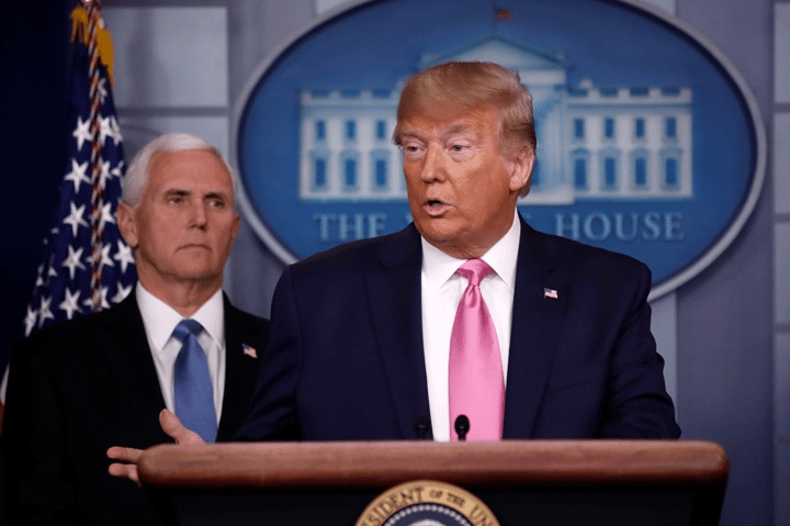 ペンス副大統領およびコロナウイルス対策チームと共にホワイトハウスの記者会見に臨むトランプ大統領（2月26日）Carlos Barria-REUTERS