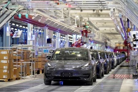 　１月２０日、米テスラは、約５０万台のテスラ車への調査とリコールを求める請願書が米安全当局に提出されたことに関連し、自社の車で意図せぬ加速は起きないと反論した。上海の工場で７日撮影（２０２０年　ロイター／Aly Song）