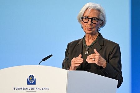 写真は欧州中央銀行（ＥＣＢ）のラガルド総裁。ドイツ・フランクフルトのＥＣＢ本部で５日撮影。REUTERS/Jana Rodenbusch