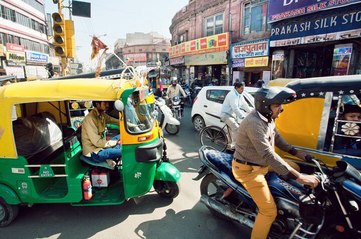 インド北部ジャイプルの街角。このような環境が「倹約イノベーション」を生む　Radiokukka-iStock.
