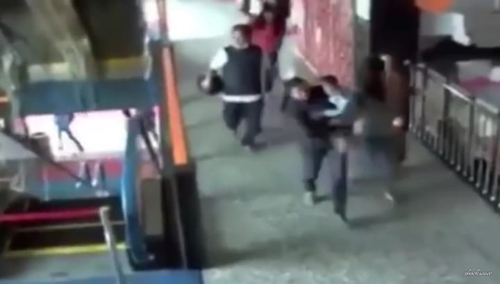 地震発生直後のニュージーランド市内の様子　CCTVから (c) Youtube