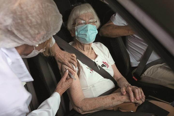 ワクチン接種は自他を守る（ブラジルのドライブスルー接種）　AMANDA PEROBELLIｰREUTERS