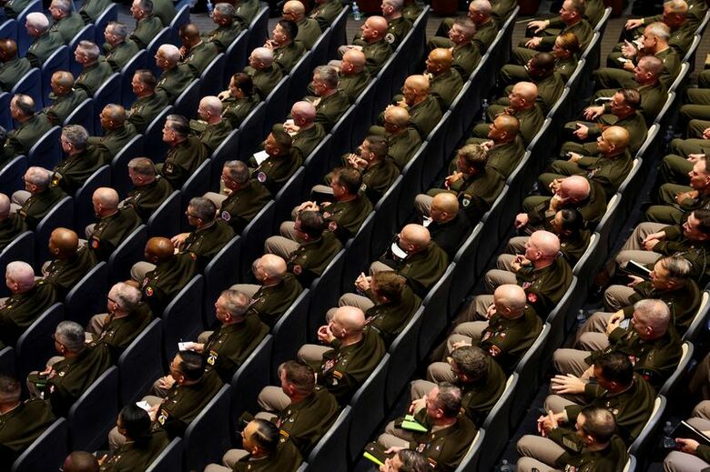写真は会議に出席する軍関係者たち。2025年9月、バージニア州にあるクワンティコ海兵隊基地で撮影。REUTERS/Kevin Lamarque