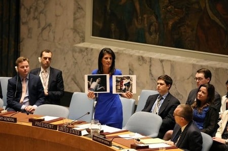　４月５日、米当局者は、シリア北部の空爆で使用されたとされる化学兵器は反体制派が保有していたとのロシアの主張を退け、国連が一致して対応できなければ米国の単独行動もあり得るとの立場を示唆した。国連安保理会議で被害状況を説明するヘイリー米国連大使（２０１７年　ロイター／Shannon Stapleton）