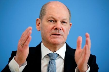 ４月２７日、ドイツのショルツ財務相は７５００億ユーロの欧州連合（ＥＵ）復興基金のうちドイツが給付を受ける２８０億ユーロ（３４０億ドル）の９０％を気候変動対策とデジタル化に充てるとし、ＥＵの要件を大幅に超えると述べた。写真は３月２４日、ベルリンで記者会見するショルツ財務相（２０２１年　ロイター／/Hannibal Hanschke）