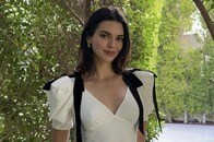 ケンダル・ジェンナー、赤いビキニで夏の魅力全開