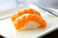 「死ぬかと思った...」寿司を喉につまらせた女性を前に、男性が取った「まさかの行動」にSNS爆笑