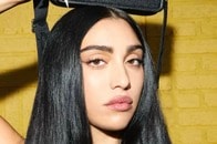 「また大胆すぎる！」ローデス・レオン、過激シースルードレスで注目の的に