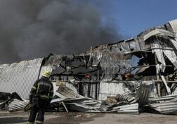 ロシアとウクライナが夜間攻撃の応酬、無人機攻撃で死傷者