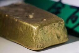 金価格1％超下落、原油高で米追加利上げ観測高まる
