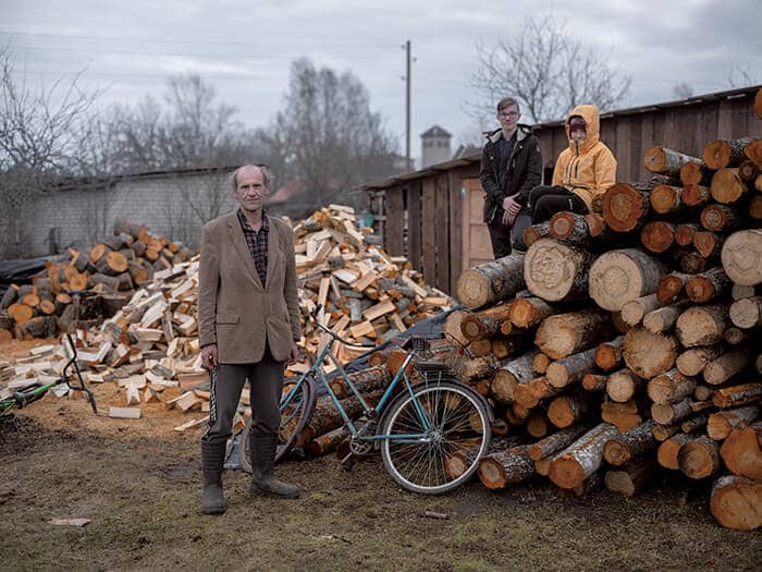 ソ連時代、集合住宅には全館暖房があったが、現在は各戸で薪を割って暖房用燃料にしている