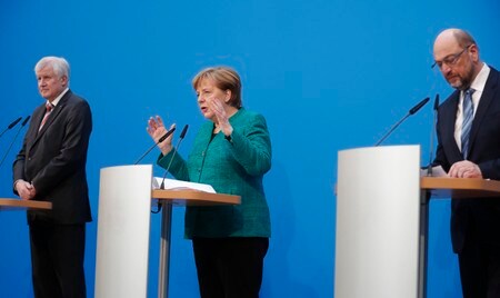 　２月１３日、先週ドイツで合意した大連立政権樹立を巡り、キリスト教民主・社会同盟（ＣＤＵ・ＣＳＵ）と社会民主党（ＳＰＤ）内部でそれぞれ不満の声が強まっている。写真は左からＣＳＵのゼーホーファー党首、ＣＤＵを率いるメルケル独首相、ＳＰＤのシュルツ党首。ベルリンで７日撮影（２０１８年　ロイター／Hannibal Hanschke）