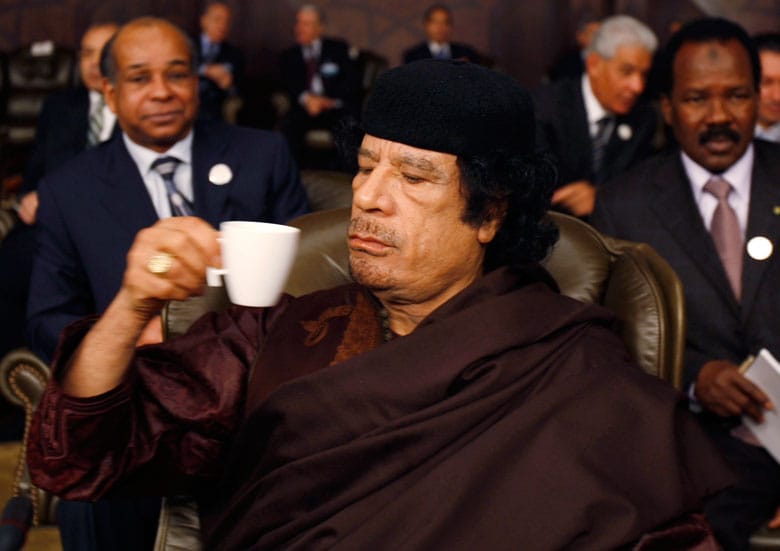 1988年に米パンナム機爆破事件が起き、国連がリビアに制裁を科した。このインタビューが行われたのは制裁実施から2年後。当時カダフィはすでに30年以上もリビアの最高指導者の地位にあった。その後、2011年に「アラブの春」で体制が崩壊、カダフィは捕らえられ、リンチされて殺された（2008年撮影）　Ahmed Jadallah (SYRIA)-REUTERS