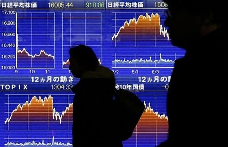 　２月１日、寄り付きの東京株式市場で、日経平均株価は前営業日比１７７円８１銭高の２万３２７６円１０銭となり、反発して始まった。写真は都内にある証券会社の株価ボード前で２０１６年２月撮影（２０１８年　ロイター／Yuya Shino）