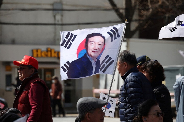 ソウル市内をデモ行進するユン大統領の支持者ら　REUTERS/Kim Hong-Ji