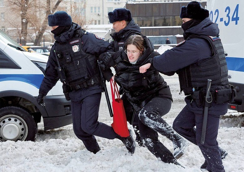 2月17日に行われたナワリヌイの追悼集会で連行される女性（モスクワ）　REUTERS