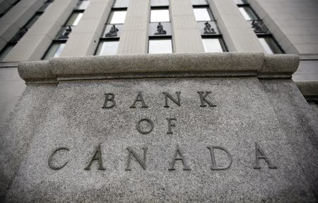 ３月２日、カナダ銀行（ＢＯＣ、中央銀行）は、政策金利である翌日物金利の誘導目標を２５ベーシスポイント（ｂｐ）引き上げ、０．５０％にすると発表した。利上げは２０１８年１０月以来。資産買い入れプログラムの再投資方針は継続する。写真は２０２０年６月、オタワのカナダ中銀（２０２２年　ロイター／Chris Wattie）