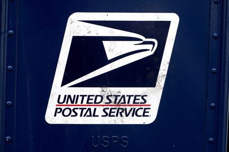 　トランプ次期米大統領の政権移行チームは、米郵政公社（ＵＳＰＳ）の配達車両を電動化する契約の破棄を検討している。関係者３人が明らかにした。写真はＵＳＰＳのロゴ。ニューヨークで２０２０年８月撮影（２０２４年　ロイター／Carlo Allegri）
