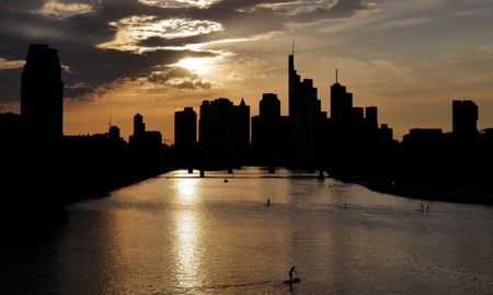 １１月２０日、    ドイツ連邦銀行（中央銀行）は月例報告で、同国経済が第４・四半期に再び小幅なマイナス成長に陥る可能性が高く、来年初めに改善する兆しが出ているものの険しい回復になるとの見通しを示した。フランクフルトで２０２２年８月撮影（２０２３年　ロイター/Kai Pfaffenbach）