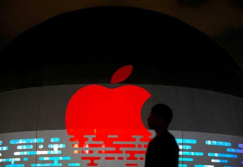 アップルは９月８日、人気ゲーム「フォートナイト」を開発した米エピック・ゲームズに、アップルのアプリ配信サイト「アップストア」の失われた手数料収入や他の損害の賠償を求めて反訴した。写真はアップルのロゴ。シンガポールで８月撮影（２０２０年　ロイター／Edgar Su）