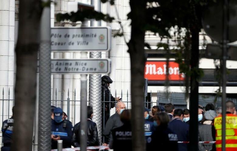 フランス警察によると、南部の都市ニースで刃物を持った男が教会を襲撃し、３人が死亡、数人が負傷した。ニースの現場付近で撮影（２０２０年　ロイター/Eric Gaillard）
