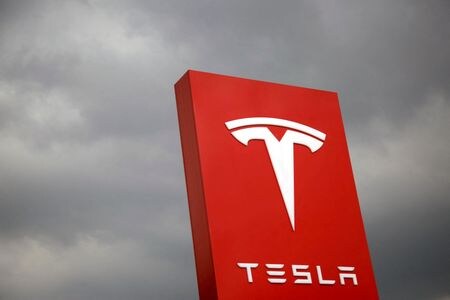 　１０月２３日、 米電気自動車（ＥＶ）大手テスラは２０２３年の設備投資額が今年掲げた目標７０億─９０億ドルを上回るとの見通しを示した。写真はテスラの看板。台北で２０１７年８月撮影（２０２３年　ロイター/Tyrone Siu）