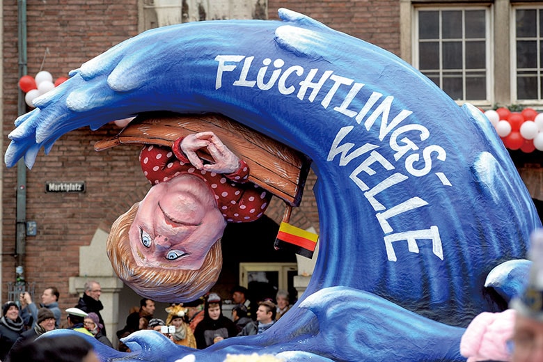 デュッセルドルフのカーニバルには、難民の波にのまれるメルケルを風刺した山車まで登場した　Sascha Ateinbach/GETTY IMAGES