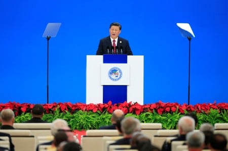 　１１月５日、中国の習近平国家主席は５日、上海の中国国際輸入博覧会（ＣＩＩＥ）の開幕に際して、世界各国は貿易障壁を撤廃し多国間貿易の基本原則を堅持するとともに、保護主義や一国主義に対抗する必要があると強調した。写真は開幕に当たってスピーチをする習氏。１１月５日、上海で撮影（２０１９年　ロイター/Aly Song）