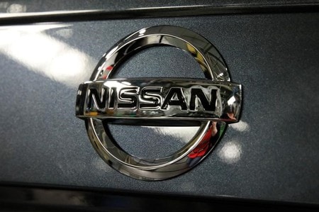 　１２月１日、日本自動車販売協会連合会（自販連）の発表によると、日産自動車の１１月の軽自動車を除く国内の新車（登録車）販売は前年同月比４２．４％減の２万０７９７台だった。写真は同社ロゴ。２月にフランスで撮影（２０１７年　ロイター／Benoit Tessier）