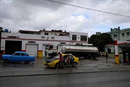 　メキシコ政府は、キューバに石油を供給する国に関税を課すとしている米国の報復を招かずに、電力や輸送など基本的なニーズに対応するためキューバに燃料を送る方法を検討している。写真はキューバのハバナのガソリンスタンド、先月撮影（２０２６年　ロイター/Norlys Perez）
