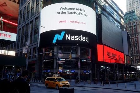 民泊仲介大手の米エアビーアンドビーが１０日、ナスダック市場に上場した。初値は新規株式公開（ＩＰＯ）の売り出し価格（６８ドル）の２倍以上とな１４６ドルで、今年最大規模のＩＰＯを飾った。ニューヨークのタイムズスクエアで撮影（２０２０年　ロイター/CARLO ALLEGRI）
