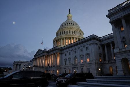 　バイデン米大統領は２３日、１兆２０００億ドル規模の２０２４年会計年度（２３年１０月─２４年９月）予算案に署名した。新年度入り後６カ月でようやく本予算が成立した。写真は米連邦議会議事堂。２０２２年８月撮影（２０２４年　ロイター/KEN CEDENO）