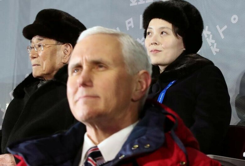 ２月２０日、ペンス米副大統領は、平昌冬季五輪に合わせて今月訪韓した際に北朝鮮当局者と会談する予定だったが、北朝鮮側が会談を取り止めた。副大統領の事務所が、明らかにした。写真は９日、平昌五輪開会式を観覧する同米副大統領（中央）と北朝鮮の金与正氏（右）、金永南（キムヨンナム）最高人民会議常任委員長（左）（2018年　ロイター）