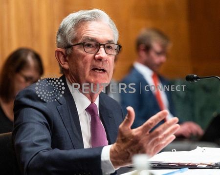 　来年２月に任期満了を迎える米連邦準備理事会（ＦＲＢ）のパウエル議長は、バイデン大統領の顧問の間で再任への幅広い支持を得ているが、決定は９月以降になる見込みで、バイデン氏にはまだ提案されていないと、ブルームバーグが関係筋の話として報じた。ワシントンで１５日撮影。提供写真（２０２１年　ロイター/Michael Brochstein/Sipa USA）