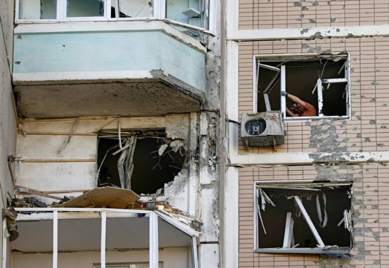 ウクライナのドローン攻撃で被害を受けたアパート。5月17日、モスクワで。 REUTERS/File Photo