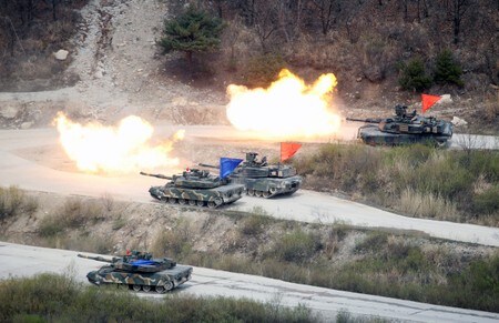 　８月２８日、米国のマティス国防長官は、韓国との大規模な合同軍事演習を追加的に中止する計画はないと述べた。写真は２０１７年４月に韓国で実施された米韓合同軍事演習の実弾演習の模様。抱川市で撮影（２０１８年　ロイター/Kim Hong-Ji）