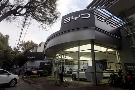 中国の電気自動車（ＥＶ）メーカー、比亜迪（ＢＹＤ）は１７日、ガソリン車の給油とほぼ同じ速さでの充電を可能とする新たなＥＶ向けプラットフォーム「スーパーｅプラットフォーム」を発表した。写真は３月、メキシコ・メキシコ市で撮影（２０２５年　ロイター/Quetzalli Nicte-Ha）