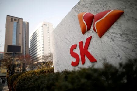 １２月２６日、韓国２位の大手コングロマリット（複合企業）であるＳＫグループは、東南アジア資産の一部を売却し、ベトナムを含む同地域の国々のその他企業に再投資することを検討していると発表した。写真はＳＫグループのロゴ。ソウルで２０１７年２月撮影（２０２２年　ロイター/Kim Hong-Ji）