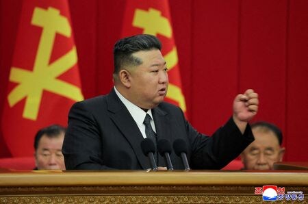 　北朝鮮の朝鮮中央通信（ＫＣＮＡ）は１３日、金正恩総書記がロシアのラブロフ外相と東部・元山で会談したと報じた。写真は朝鮮労働党の中央委員会総会で演説する金総書記。６月平壌で撮影。ＫＣＮＡ提供（２０２５年　ロイター）