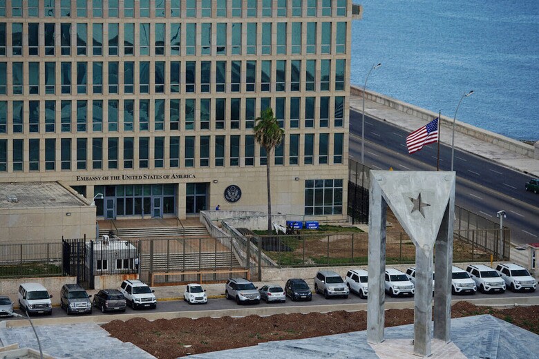 最初に「被害」を受けたキューバ・ハバナのアメリカ大使館　REUTERS/Alexandre Meneghini