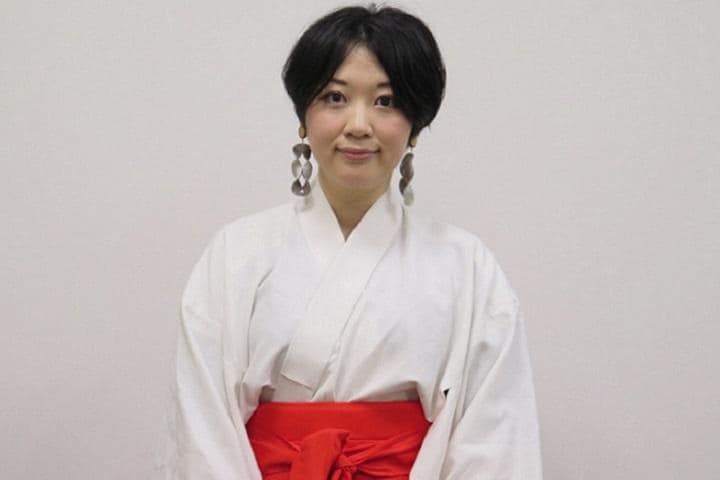 作品発表の場では巫女の装束を着る市原さん。「アクセサリーも巫女装束に合うかどうかで選んでいます」　Newsweek Japan