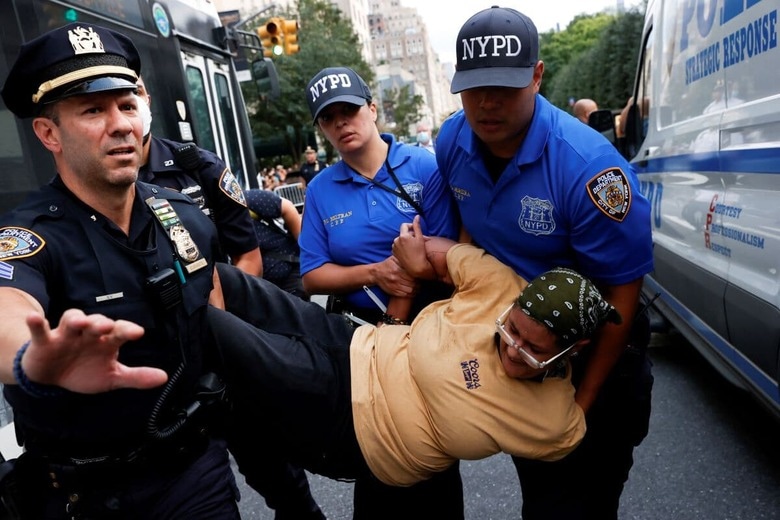 治安と人種差別の問題が絡むアメリカでは冷静な議論が進んでいない　Andrew Kelly-REUTERS