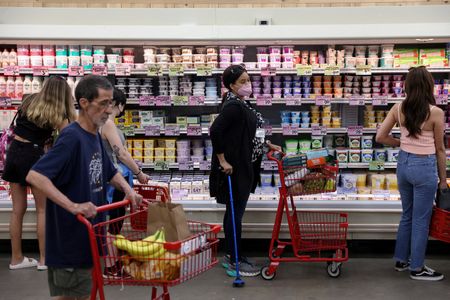米商務省が２９日発表した６月の個人消費支出（ＰＣＥ）は前月より１．１％増加した。市場予想の０．９％増を上回った。６月１０日撮影（２０２２年　ロイター/Andrew Kelly/File Photo）