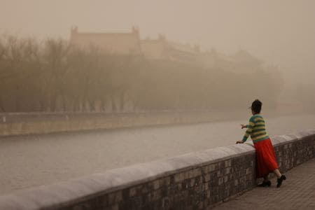 　中国の中央気象台は、首都・北京市など複数の地域が１２日まで激しい砂嵐に見舞われるとし、呼吸器疾患や視界不良に注意するよう呼びかけた。国営メディアが報じた。写真は３月に北京で撮影（２０２３年　ロイター／Tingshu Wang）