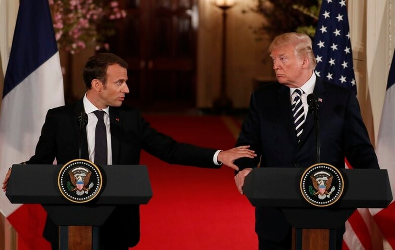 　４月２４日、トランプ米大統領（右）は、フランスのマクロン大統領（左）と会談し、イラン核問題に関して２０１５年に主要６カ国とイランが締結した合意よりも強力な取り決めを目指す考えで一致した。ワシントンで撮影（２０１８年　ロイター/Jonathan Ernst）