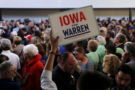 　米民主党の大統領候補指名に至る長い予備選の始まりとなるアイオワ州の党員集会が開かれる２月３日まで、あと数週間となったが、現時点では結果が読めそうにない。写真は１月５日、アイオワ州ダベンポートで撮影（２０２０年　ロイター/Daniel Acker）